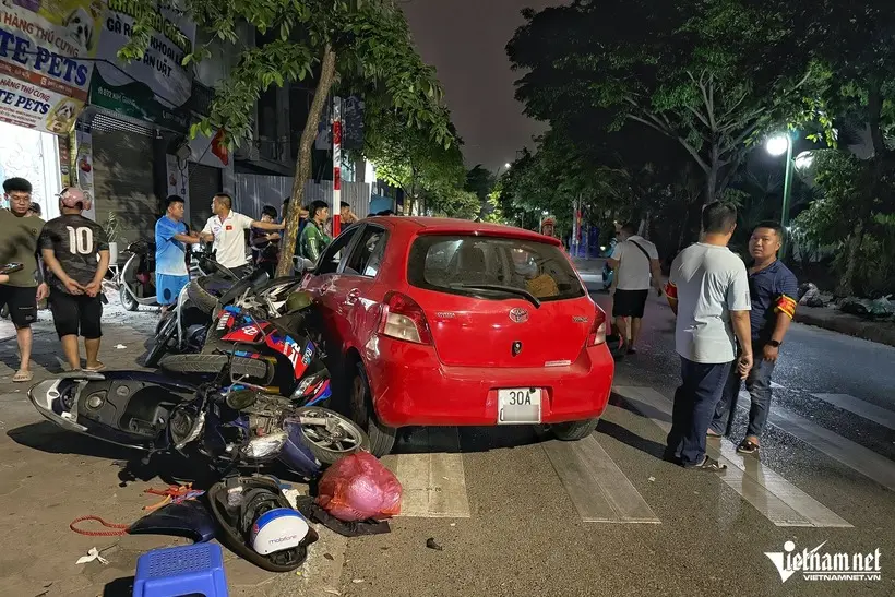 hien-truong-ngon-ngang-vu-tai-nan-giao-thong-o-to-tong-lien-hoan-6-xe-may-o-ha-noi-5-07190248-1746837425056-1746837425631380970120