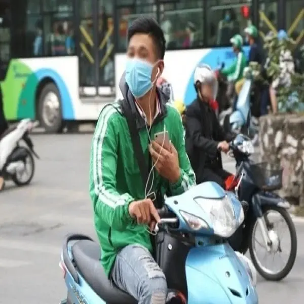 Đeo Tai Nghe Khi Đi Xe Máy Có Thể Bị Phạt Đến 14 Triệu Đồng, Trừ 10 Điểm GPLX