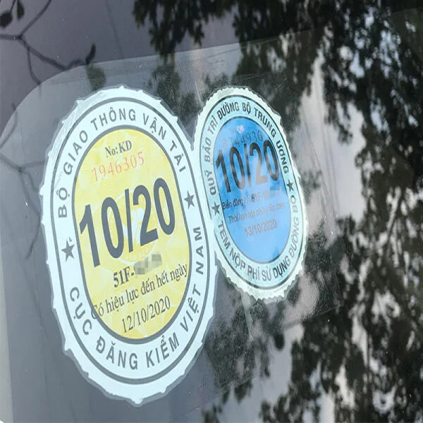 Trung tâm đăng kiểm đồng loạt dừng dán tem thu phí đường bộ trên kính lái