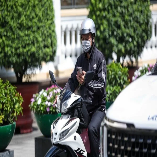 Cục CSGT khẳng định: Dừng chờ đèn đỏ dùng điện thoại không bị phạt 👇