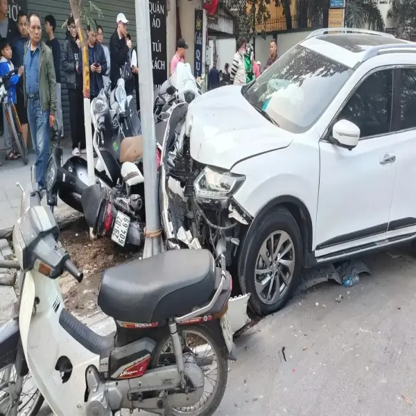 Nữ tài xế đạp nhầm chân ga tông liên hoàn nhiều xe máy ở Hà Nội