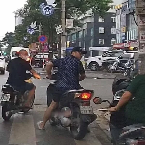 Xác minh kẻ đi xe máy không đội mũ bảo hiểm còn húc xe, doạ đạp phụ nữ