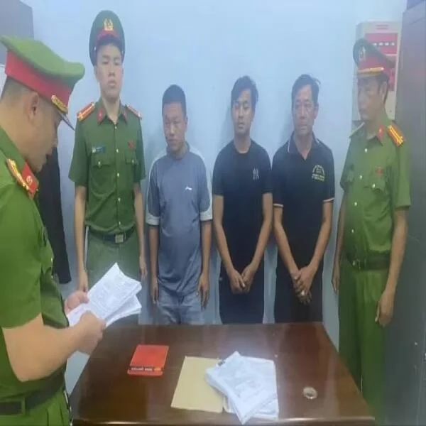 2 tài xế và 1 phụ xe đánh nhau tại trạm thu phí gây ùn tắc giao thông
