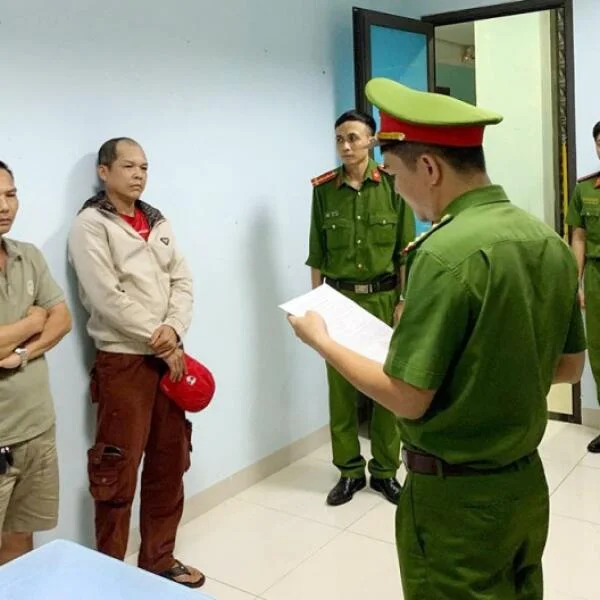Tạm giữ hình sự 2 đối tượng chặn đầu xe, rút chìa khóa xe ô tô của CSGT