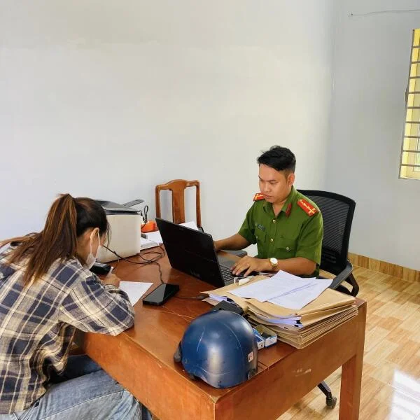 Công an xã Đak Nhau triệu tập một phụ nữ đăng hình và thông tin vị trí chốt kiểm tra nồng độ cồn lên MXH