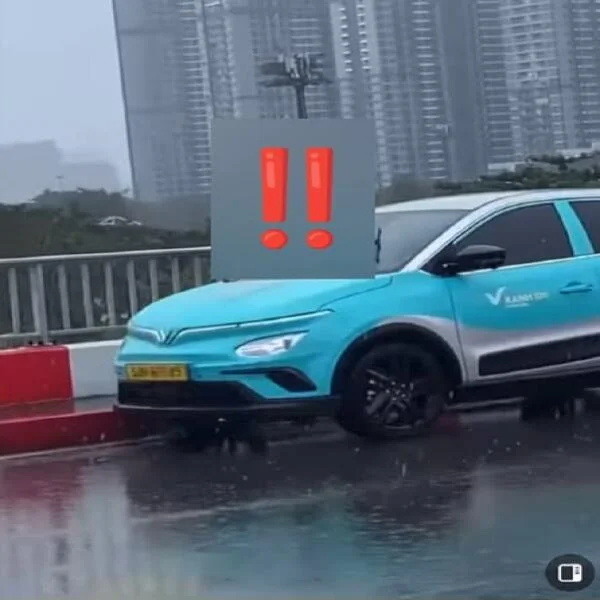 Người đàn ông bỏ lại taxi rồi nhảy cầu Sài Gòn