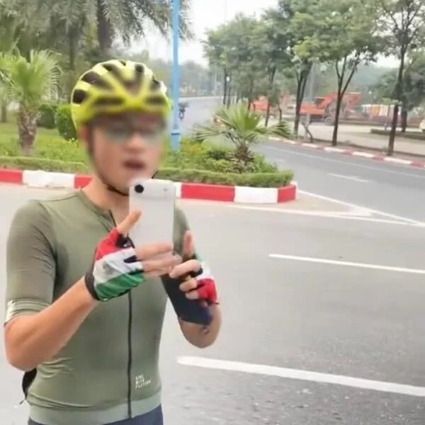 Người đàn ông ở Hà Nội bị chặn lại và yêu cầu xoá video sau khi ghi hình đoàn xe đạp đi vào làn ô tô trên cầu Nhật Tân