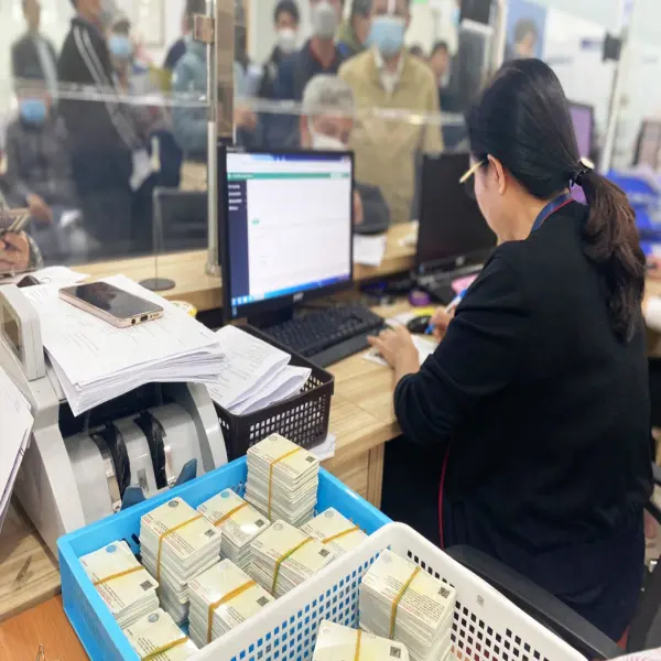 Tài xế 'mòn mỏi' chờ bằng lái xe bản cứng