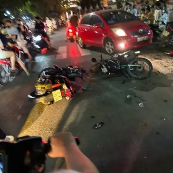 Công an Hà Nội thông tin vụ ô tô tông liên hoàn 6 xe máy