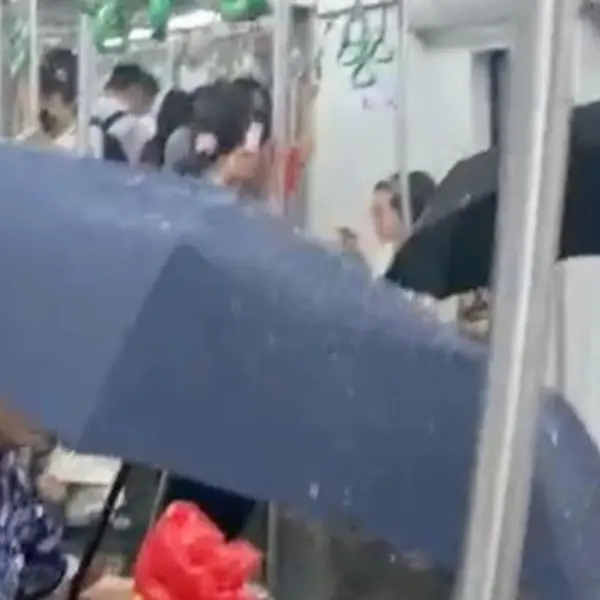 Khách đi tàu Cát Linh - Hà Đông phải che ô vì dột nước: Do lỗi điều hòa