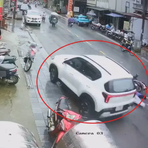 Ô tô va chạm liên hoàn 3 xe máy tại Sa Pa, cháu bé 5 tuổi tử vong thương tâm