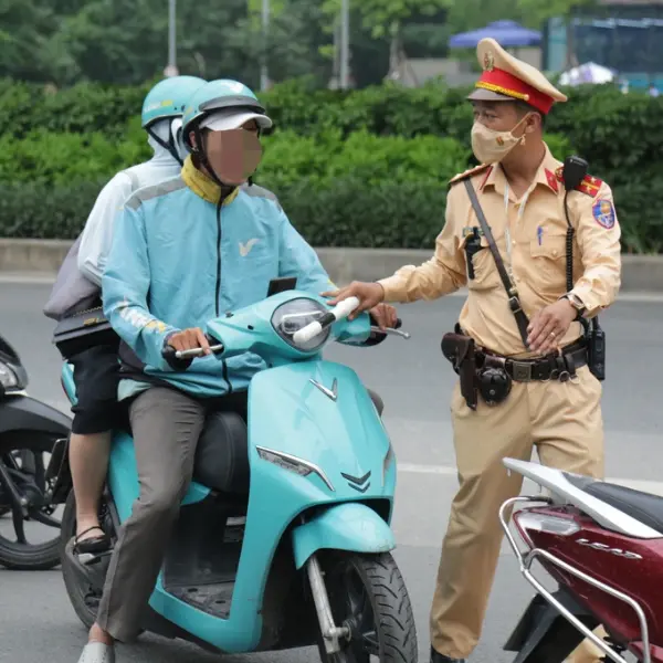 Tài xế xe ôm công nghệ vi phạm giao thông nói "bị xử phạt cao muốn bỏ nghề"