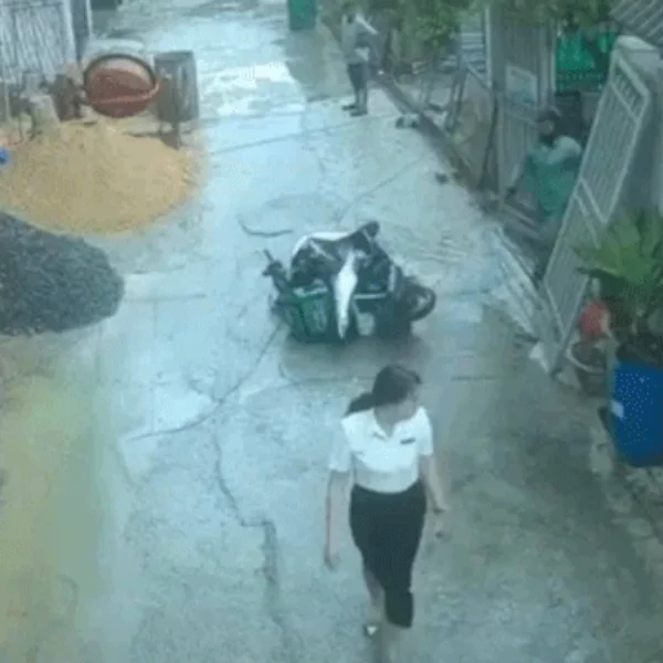 Lý lịch gây sốc của người phụ nữ xô đổ xe máy của shipper ở TPHCM