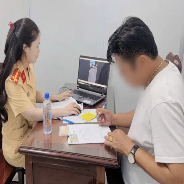 TP.HCM: Viện lý do chở người đi cấp cứu, tài xế ô tô vẫn bị phạt 5 triệu đồng vì đi sai làn