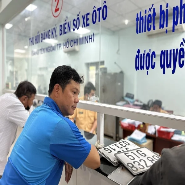 Từ 1/1/2026, phí ra biển ôtô con tại Hà Nội và TP.HCM giảm còn 14 triệu đồng