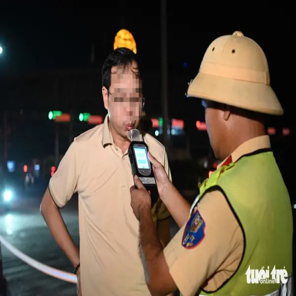 Tài xế ăn đồ lên men sẽ được cho nghỉ 5-10 phút, uống nước súc miệng, trước khi đo lại nồng độ cồn