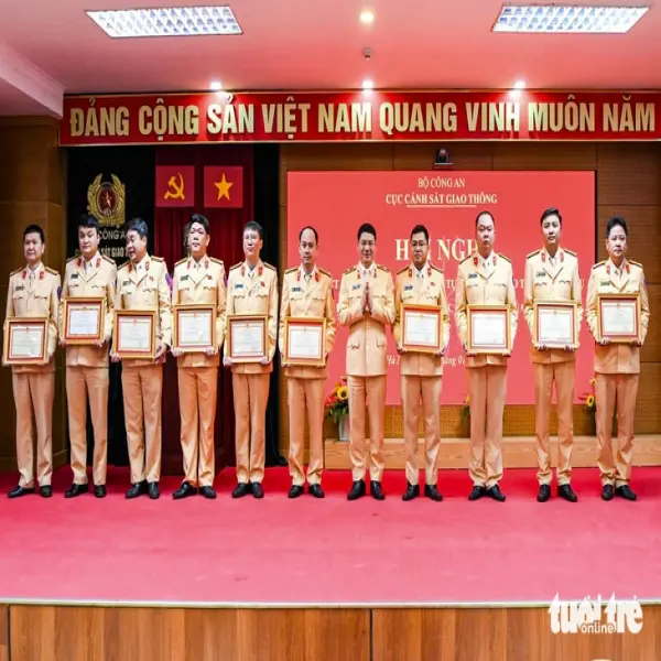 Khen thưởng cảnh sát giao thông dẫn đoàn thông suốt tại Đại hội Đảng XIV