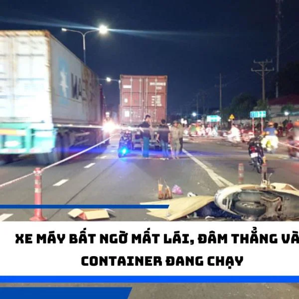 Xe máy bất ngờ mất lái, đâm thẳng vào container đang chạy.