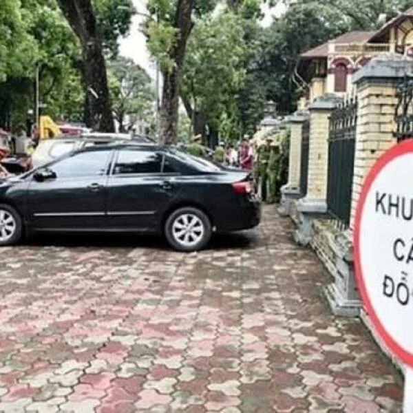 Dừng đỗ xe máy trên vỉa hè trái phép sẽ bị phạt từ 400.000 - 600.000 đồng