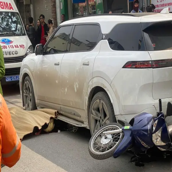 Ô tô lùi trúng 2 người trên phố ở Hà Nội, 1 phụ nữ tử vong