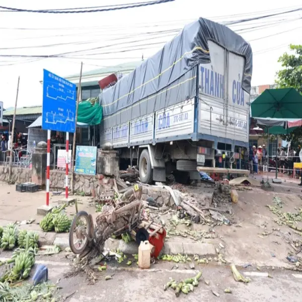 Công an Quảng Trị thông tin vụ xe tải lao vào chợ khiến 3 người tử vong, 9 người bị thương