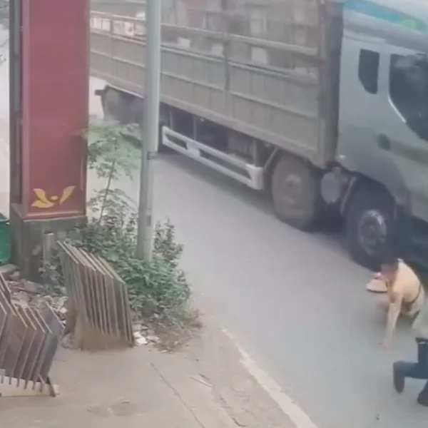 Người vi phạm giao thông đẩy đại úy cảnh sát vào đầu xe tải ở Hà Nội