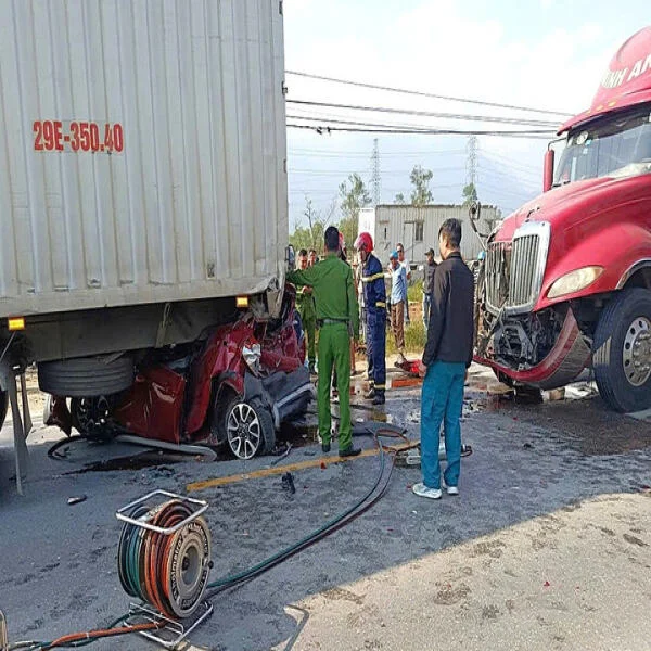 Container gây tai nạn liên hoàn trên QL1, xe con bị nghiền nát