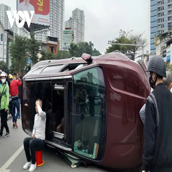 Tài xế ô tô Santa Fe bị lật nghiêng ở Ngã Tư Sở dương tính với ma túy