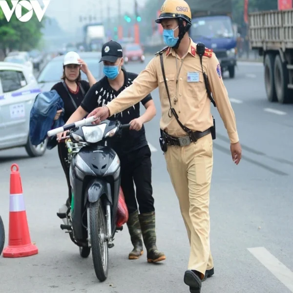 Xe máy chuyển hướng không bật xi-nhan có thể bị ph,ạt tới 14 triệu đồng, trừ 10 điểm giấy phép lái xe