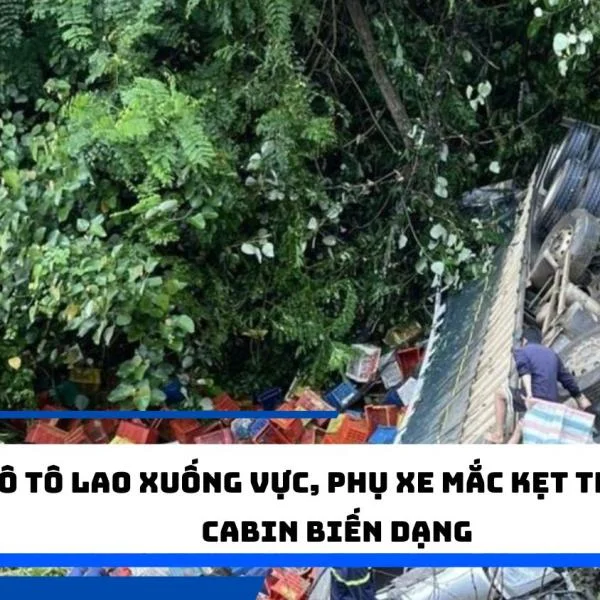 Ô tô lao xuống vực, phụ xe mắc kẹt trong cabin biến dạng