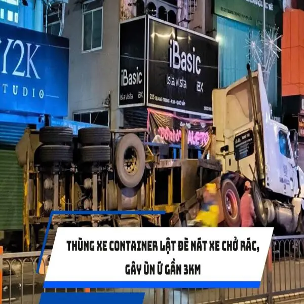 Thùng xe container lật đè nát xe chở rác, gây ùn ứ gần 3km