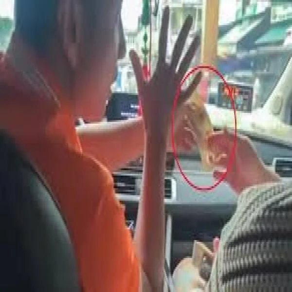 Tài xế taxi “biến” 200.000 đồng của du khách nước ngoài thành 10.000 đồng?