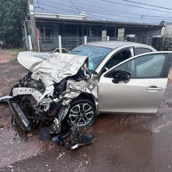 Xe cấp cứu lật nghiêng sau va chạm với ô tô, ít nhất 3 người bị thương