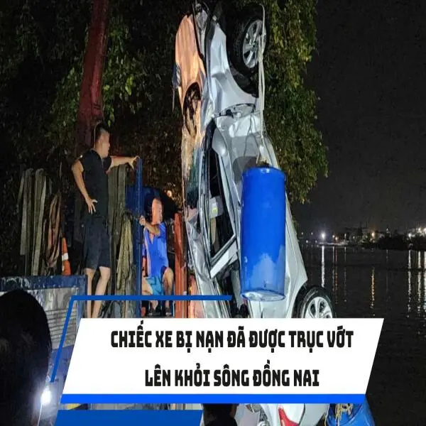 Chiếc xe bị nạn đã được trục vớt lên khỏi sông Đồng Nai