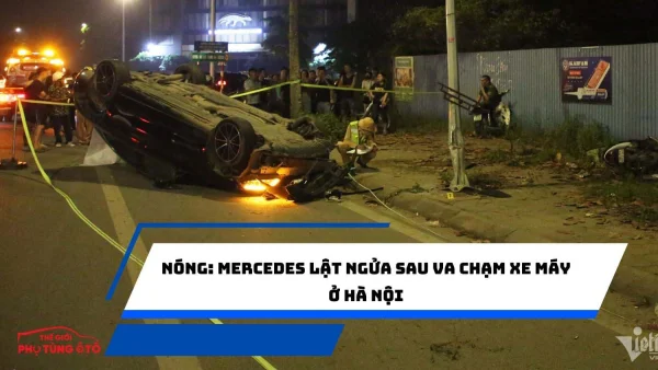 Nóng: Mercedes lật ngửa sau va chạm xe máy ở Hà Nội