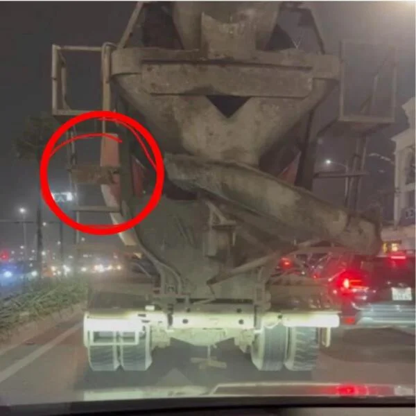 Tài xế xe bồn bị phạt 23 triệu đồng vì để bùn đất, xi măng che lấp biển số