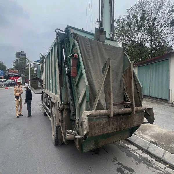 Xe rác bị phạt 23 triệu đồng vì để chất bẩn che lấp biển số nhiều ngày