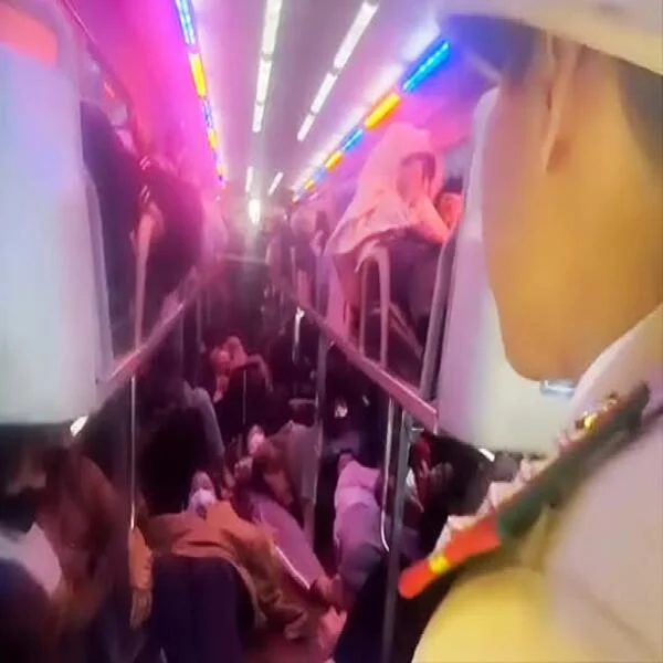 Hình ảnh bên trong ô tô 21 chỗ nhưng chở tới 79 người, bị phạt 225 triệu đồng