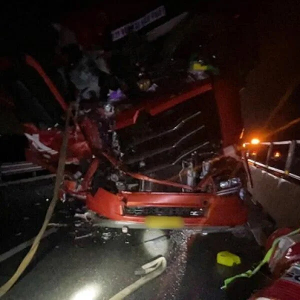 4 ô tô tông liên hoàn trên cao tốc, giao thông ùn tắc kéo dài