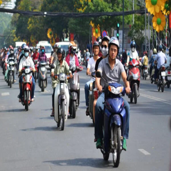 Cảnh sát giao thông địa phương cảnh báo nóng với người đi xe máy