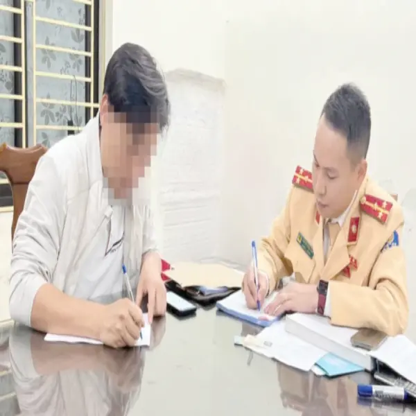 Công an làm việc với người cho trẻ em ngồi ở ghế lái xe