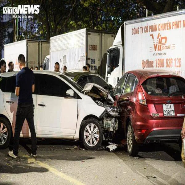 Điều tra vụ tài xế có nồng độ cồn, gây tai nạn liên hoàn trên phố Hà Nội