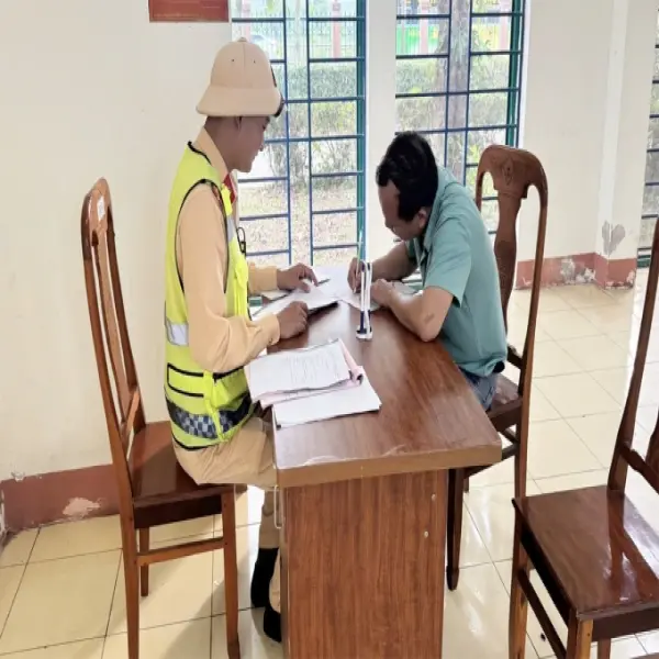 Xe khách chở quá 28 người, bị phạt gần 200 triệu đồng