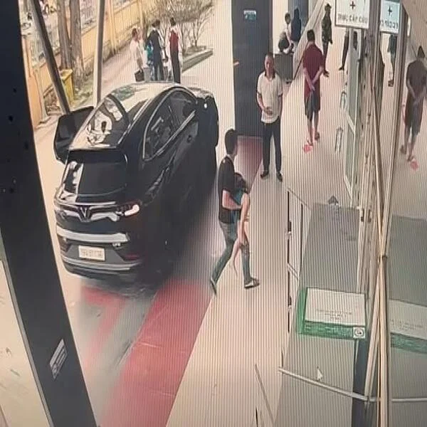 Tài xế nhiều lần vượt đèn đỏ đưa cháu bé đi cấp cứu