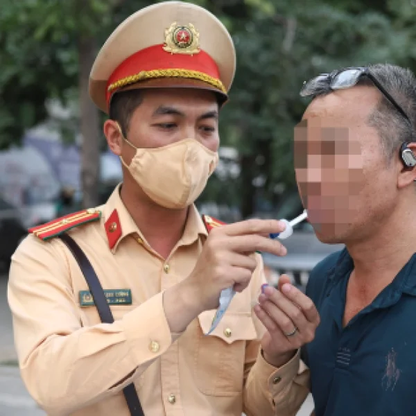 CSGT test ma túy hàng chục tài xế xe đưa đón học sinh ở Hà Nội