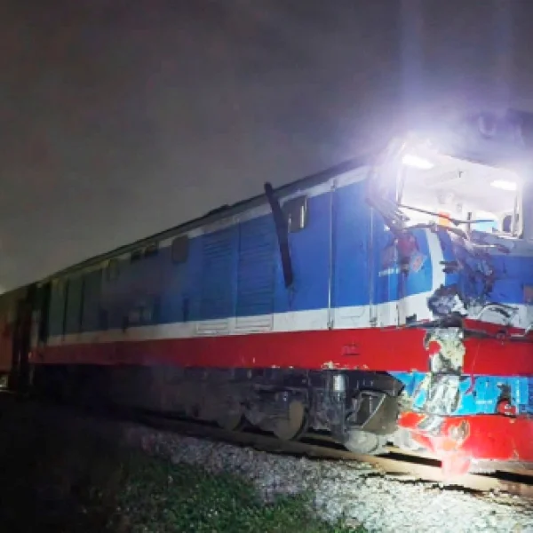 Hiện trường vụ tàu hoả tông ôtô đầu kéo vỡ đôi ở Quảng Ngãi