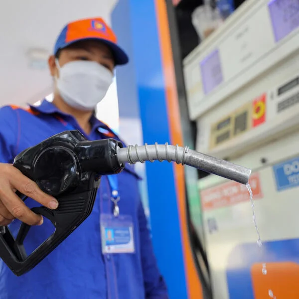 Giá xăng dầu đồng loạt giảm mạnh từ 22h ngày 11.3
