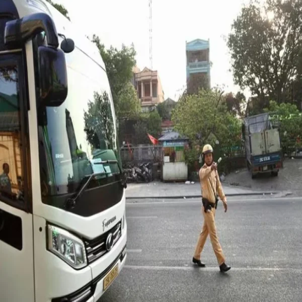 Xe khách 'chờ giờ' vào phố, dừng đỗ tràn lan bị CSGT Hà Nội xử lý