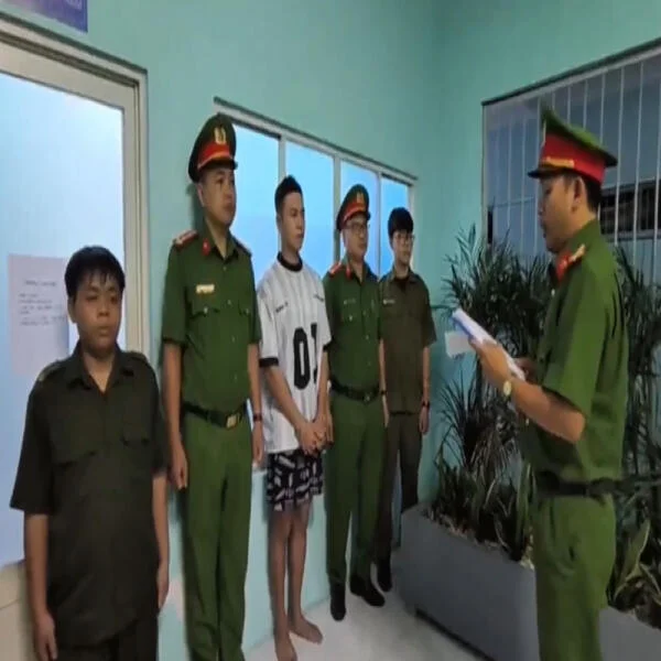 Khởi tố, bắt tạm giam nam thanh niên hành hung nữ nhân viên giao hàng