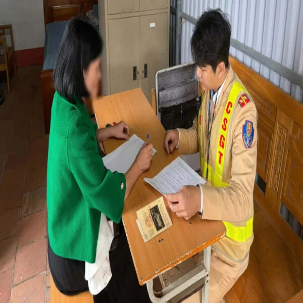 NỮ TÀI XẾ TÔNG NGƯỜI ĐỨNG TRÊN VỈA HÈ RỒI BỎ CHẠY ĐÃ ĐƯỢC CSGT TRIỆU TẬP